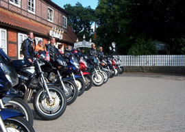 Biker vor Oma`s Bratkartoffelhus in Evendorf